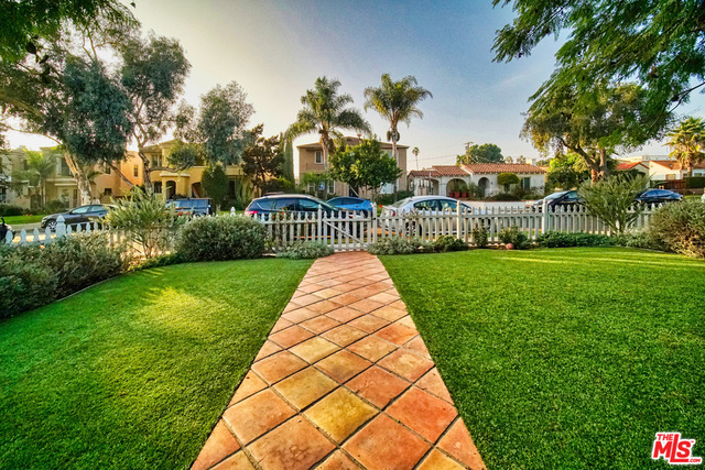 Property Photo:  1272  S Ridgeley Dr  CA 90019 