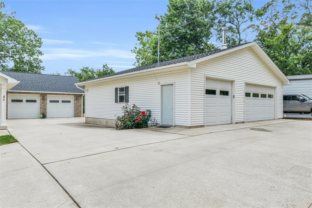 Property Photo:  27 N Country Club Road  IL 62521 