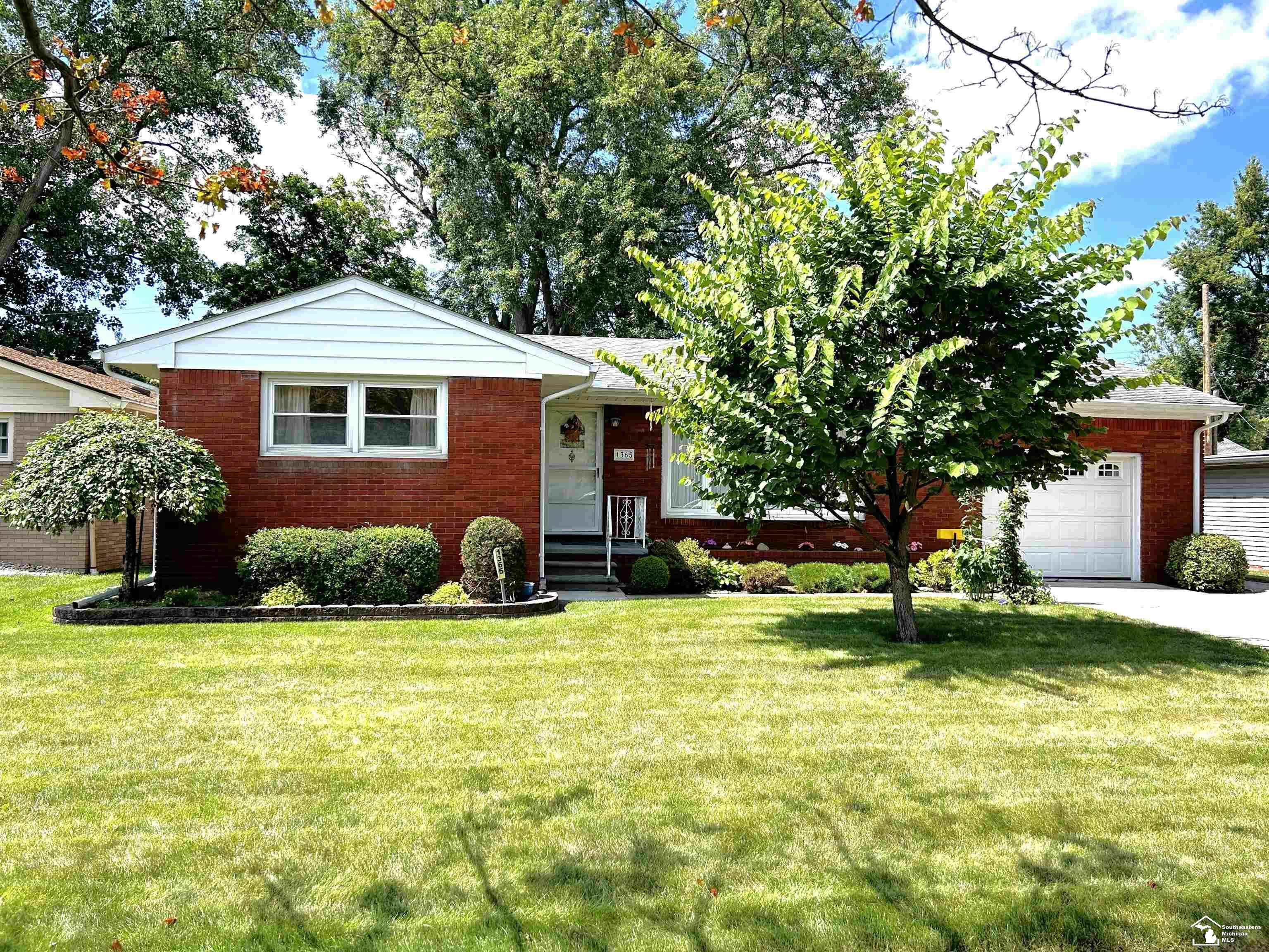 Property Photo:  1365 Riverview  MI 48162 