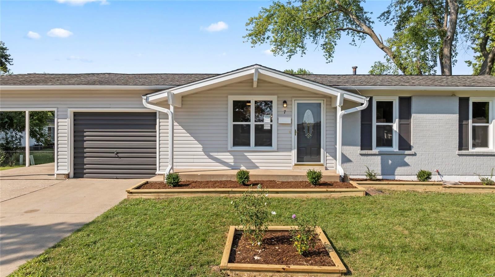 Property Photo: 7 Cedar Park Drive Drive MO 63031