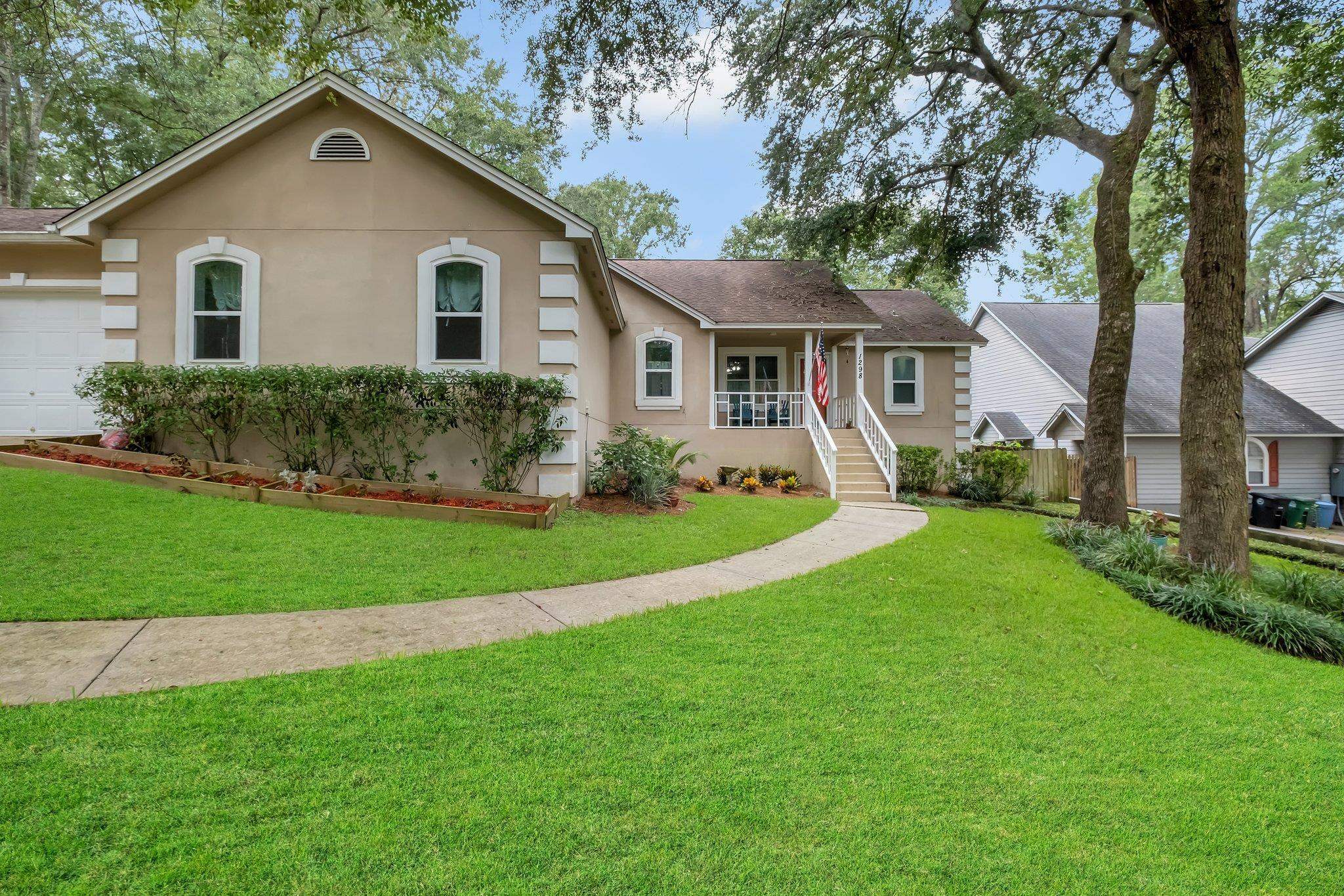 Property Photo:  1298 Avondale Way  FL 32317 