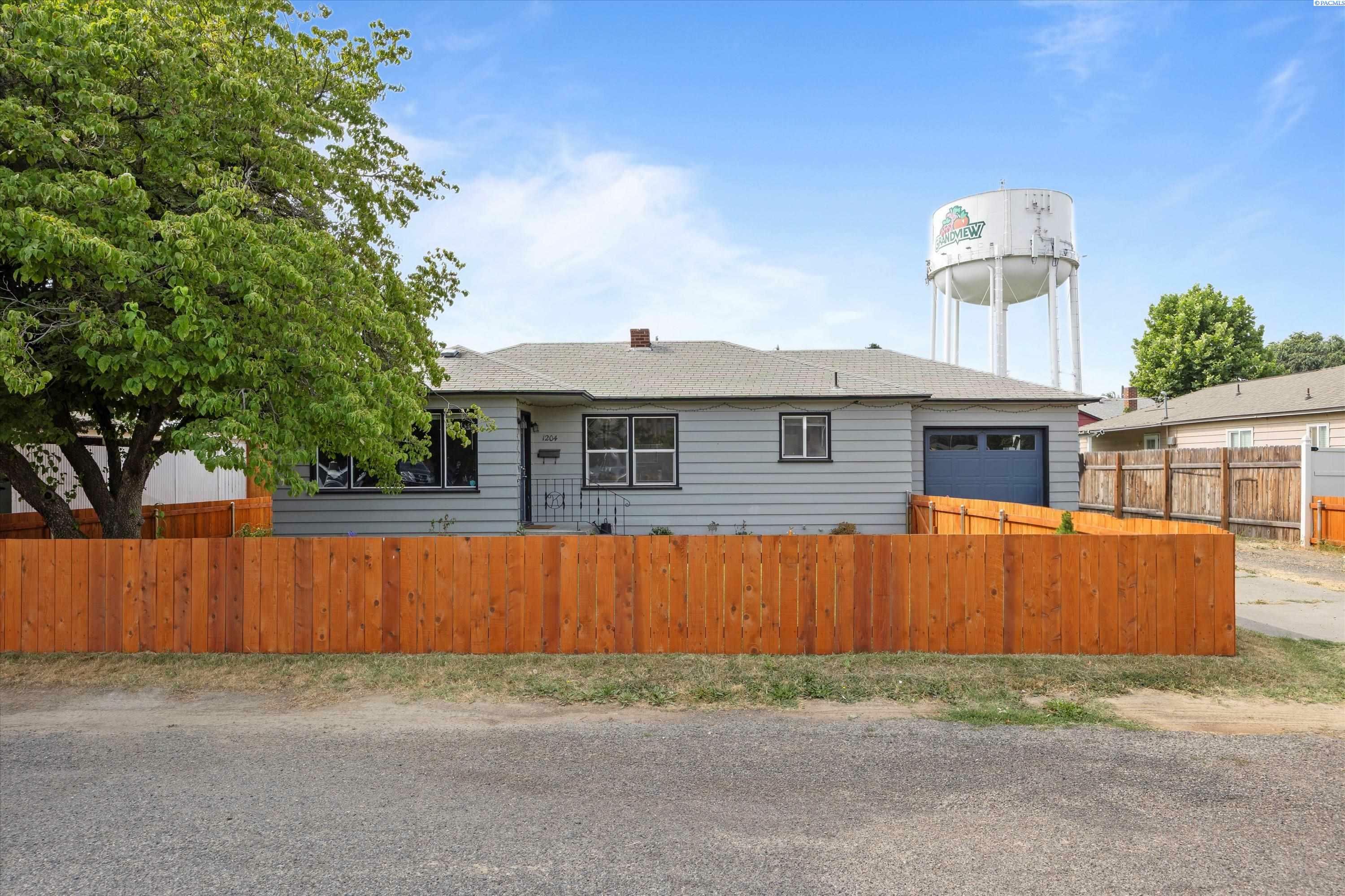 Property Photo:  1204 Missouri Street  WA 98930 