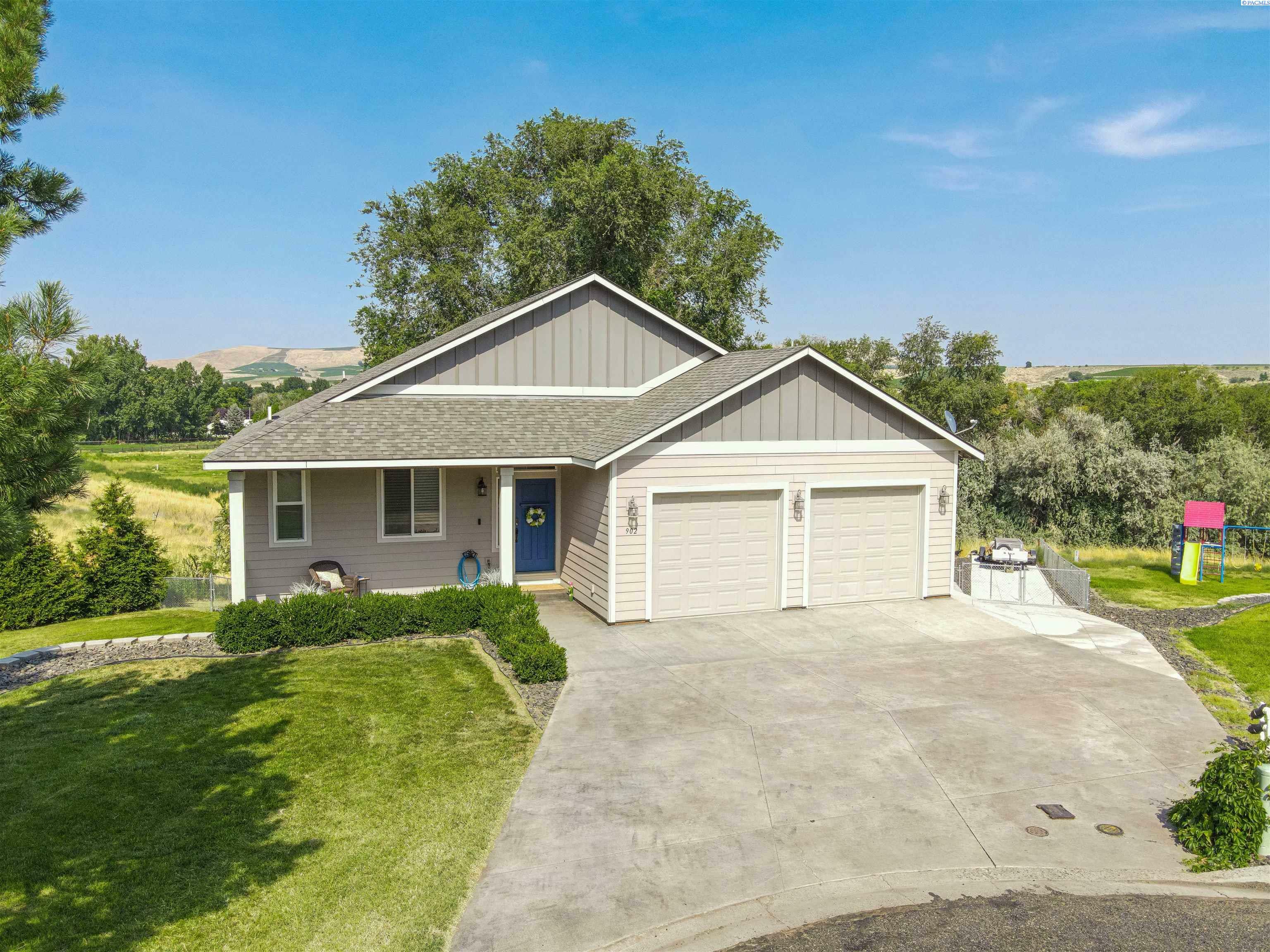 Property Photo:  902 Angeline Blvd  WA 99320 