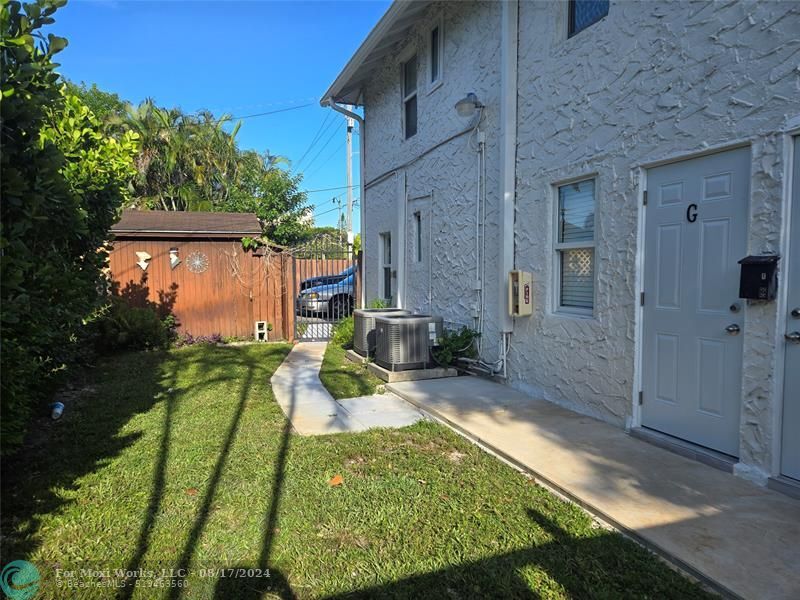 Property Photo:  1824 Lincoln St  FL 33020 