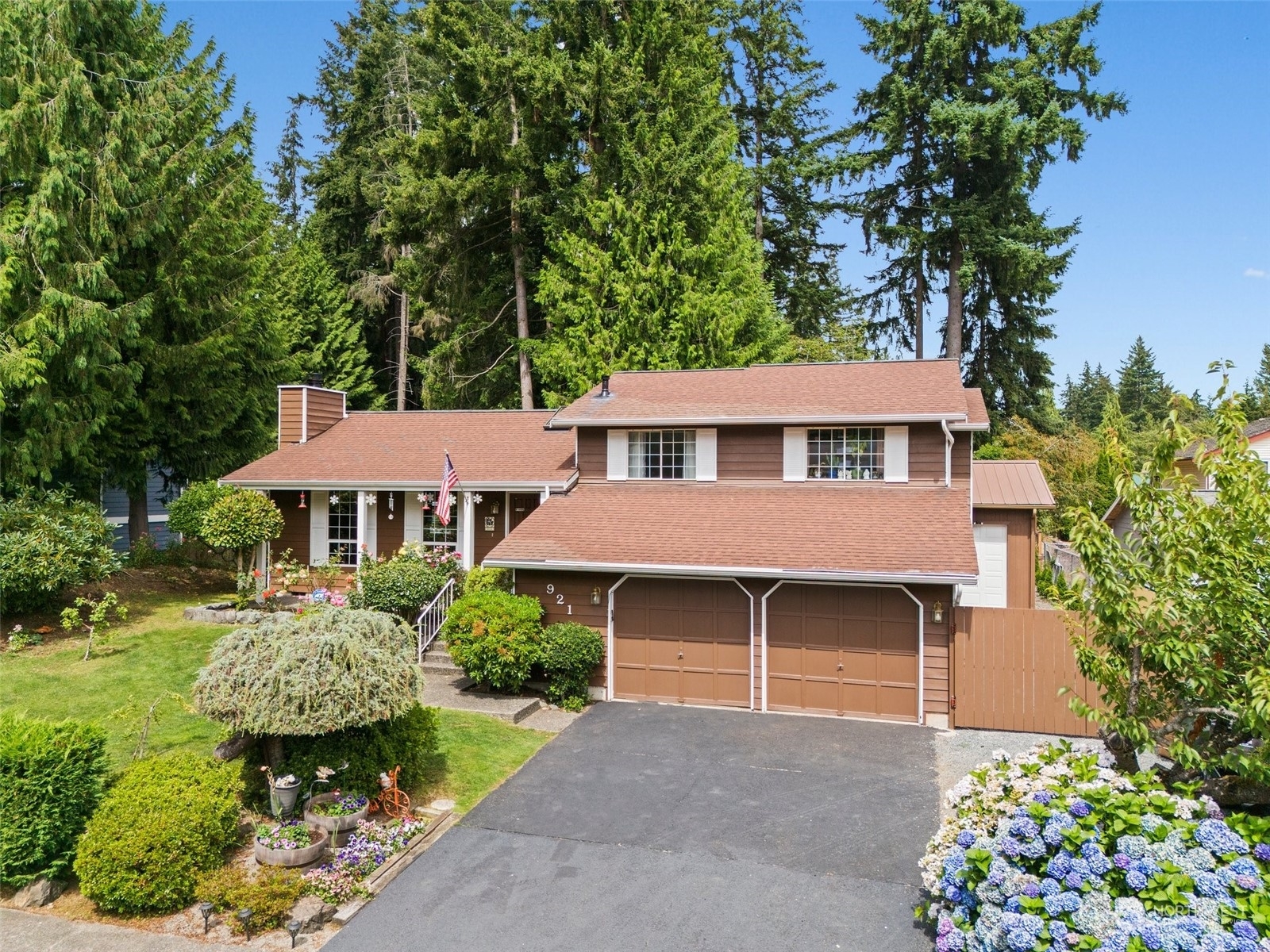 Property Photo:  921 105th Place SE  WA 98208 