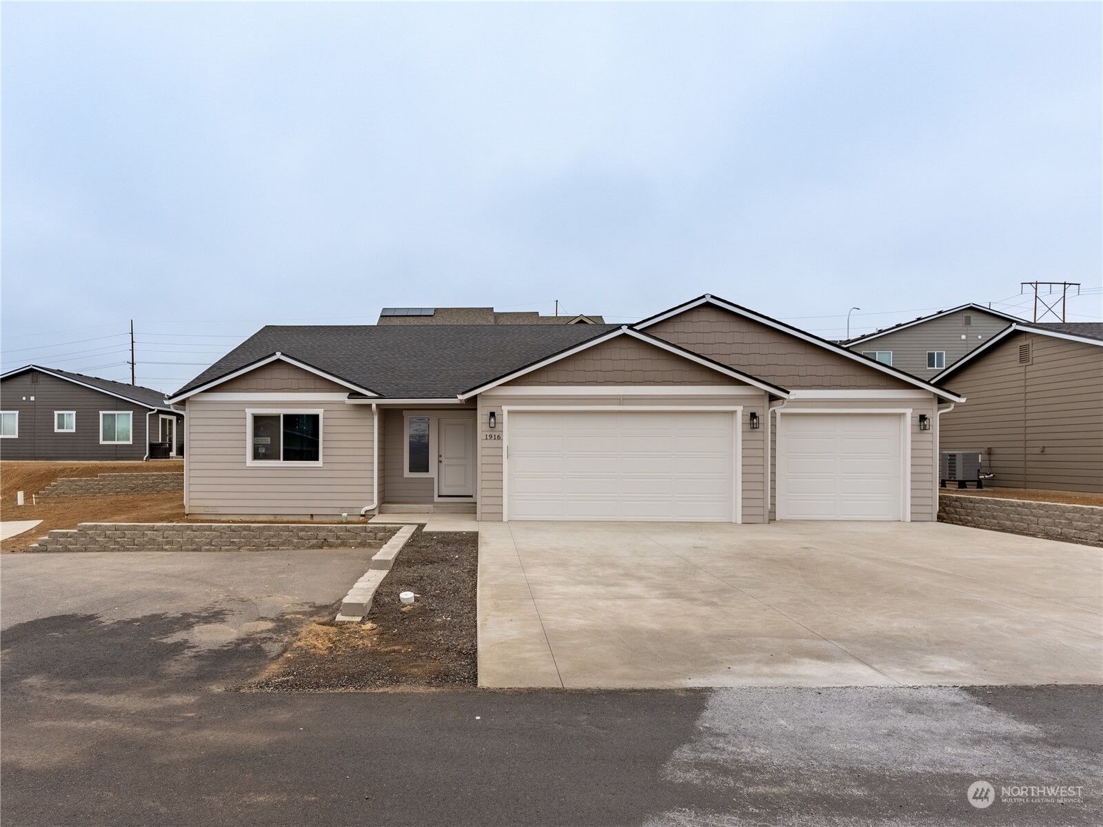 Property Photo: 1916 N Mineral Place WA 98802