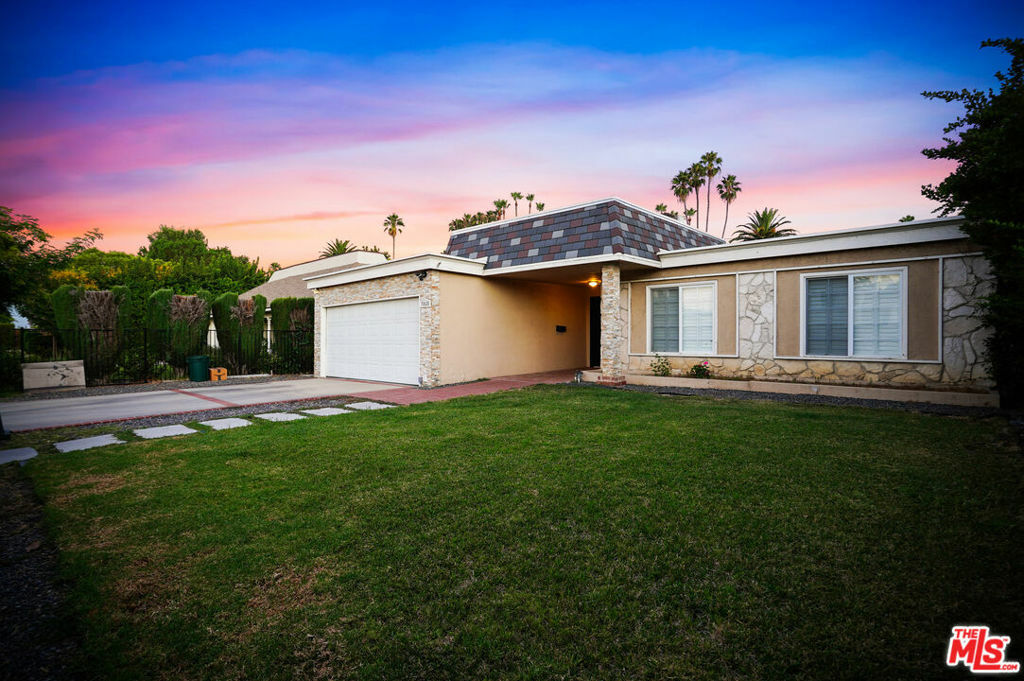 Property Photo:  19828 Haynes Street  CA 91367 