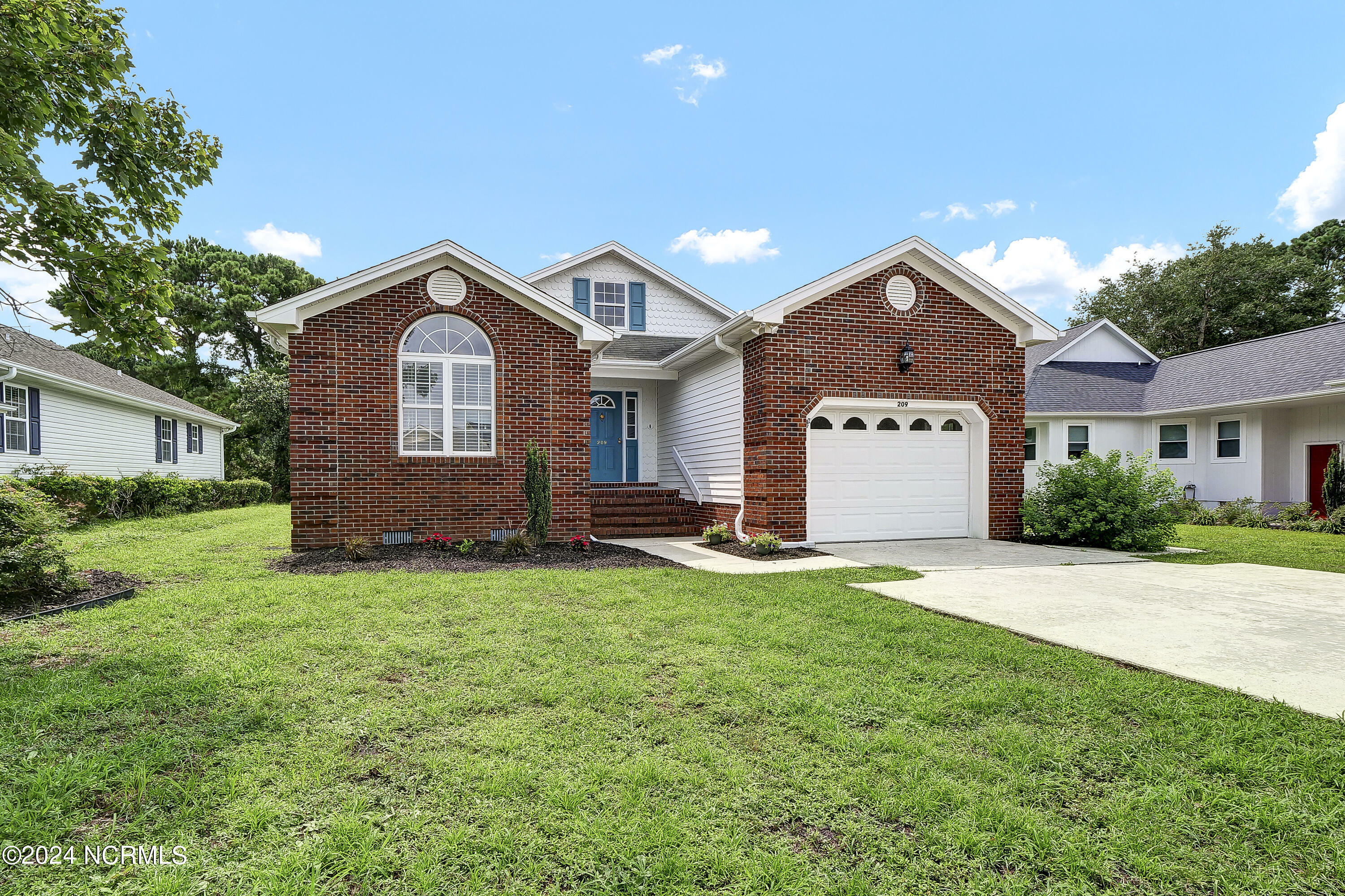 Property Photo:  209 Nantucket Court  NC 28412 