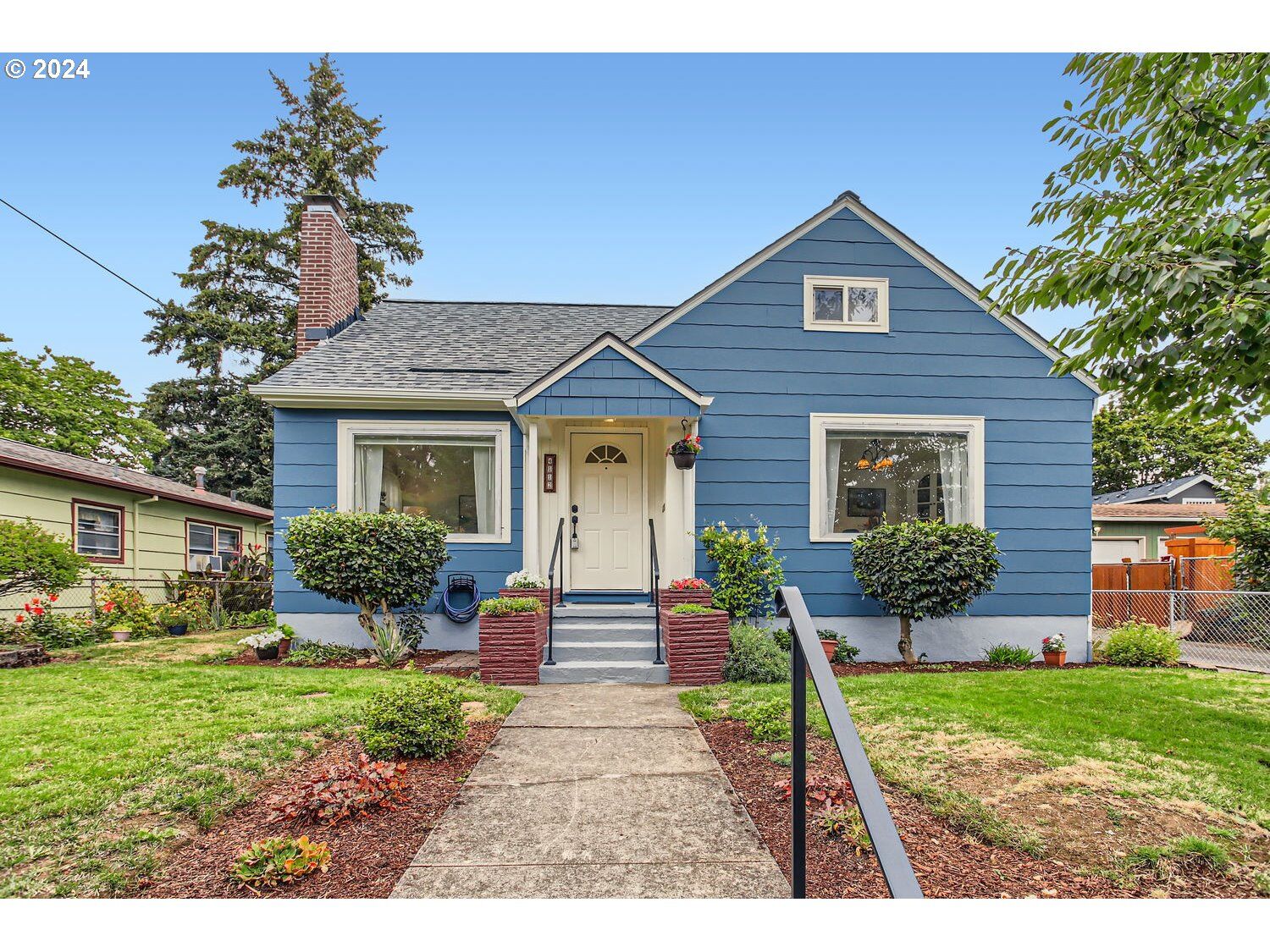 Property Photo: 4112 SE 70th Ave OR 97206