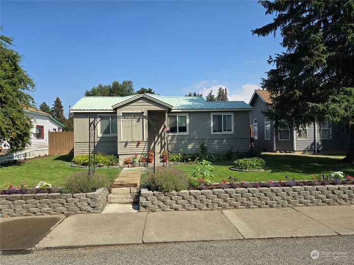 Property Photo:  402 S Ruby  WA 98926 