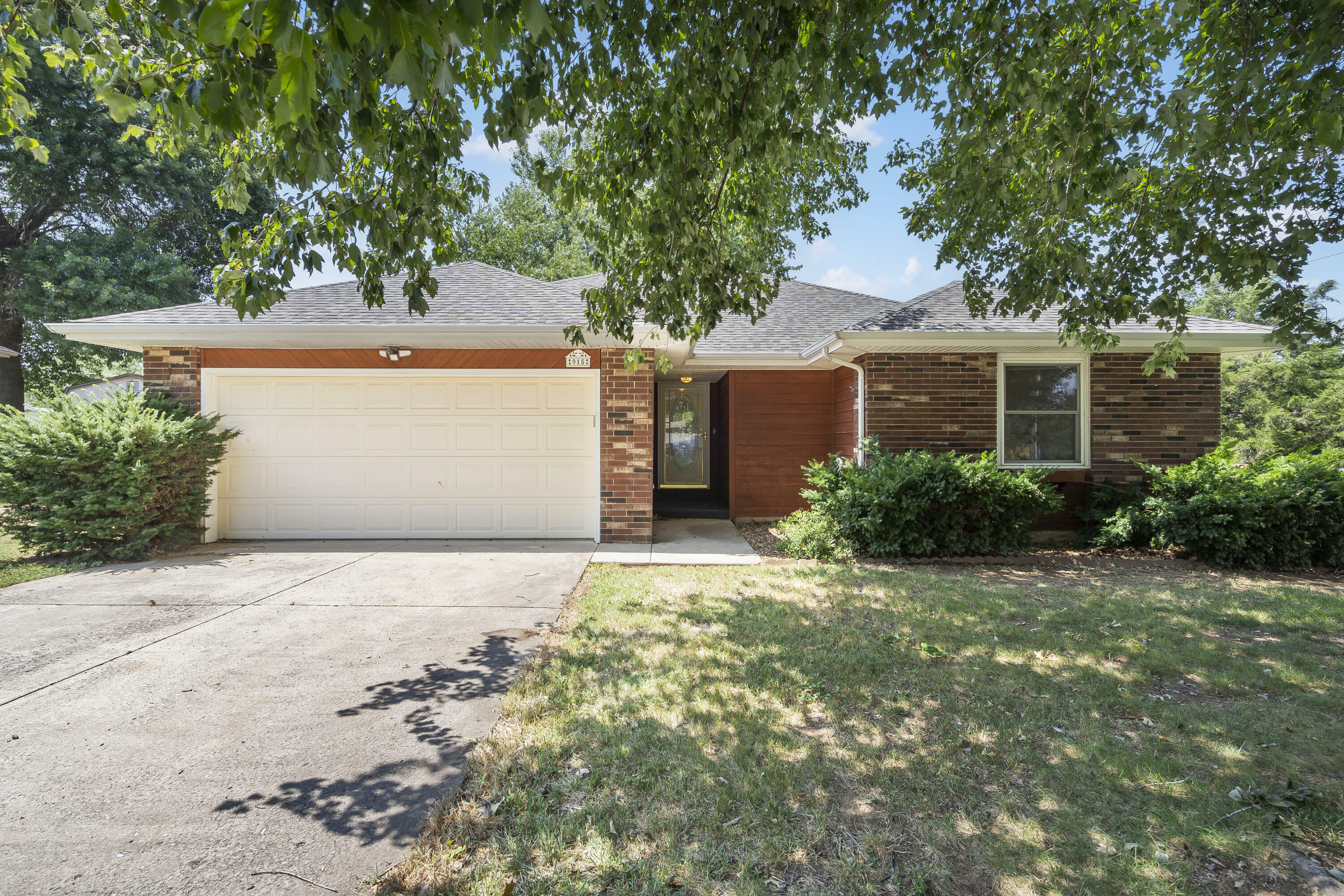 Property Photo:  915 Breann Court  MO 65714 