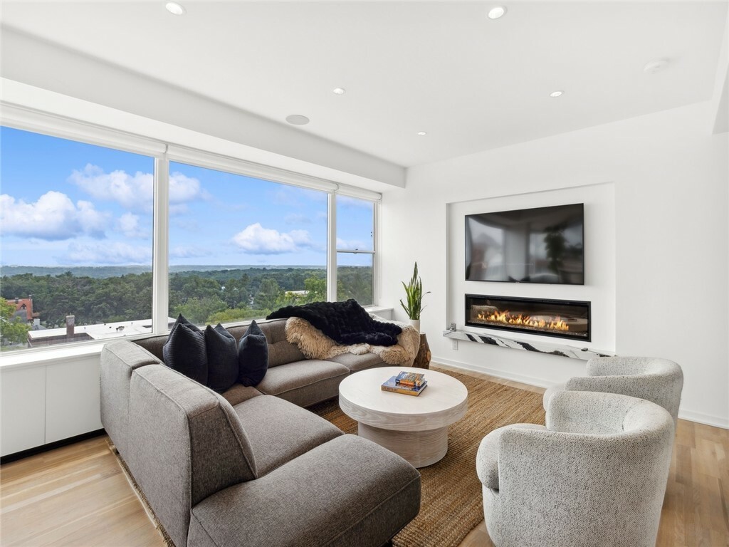 Property Photo: 3660 Grand Avenue 1020 IA 50312