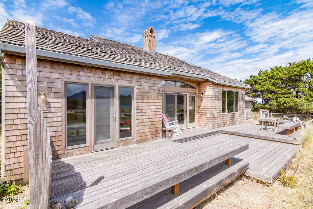 Property Photo:  334 Salishan Dr  OR 97388 