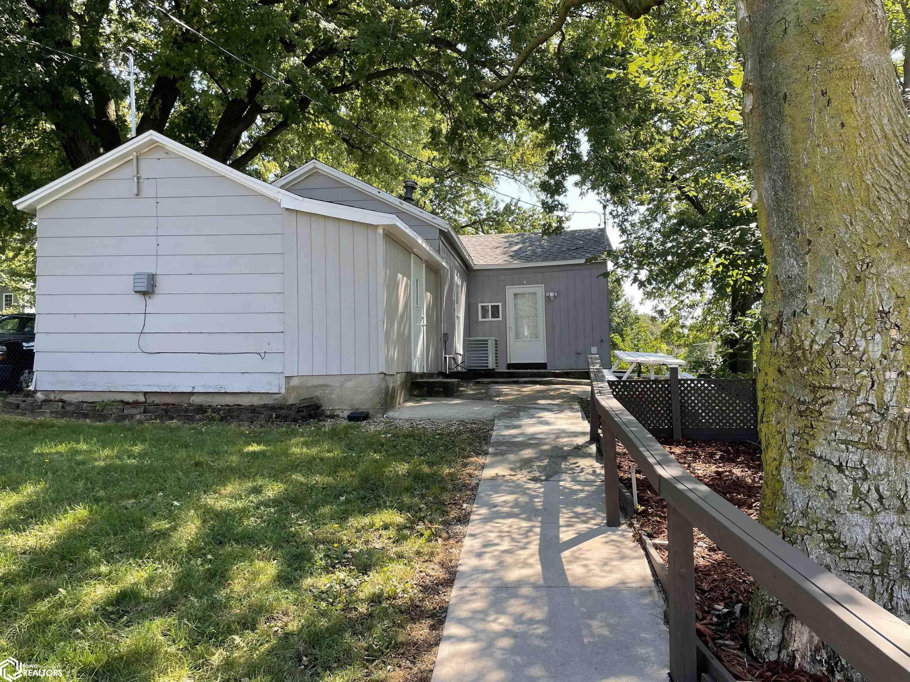 Property Photo:  1003 Chalfant Street  IA 52601 