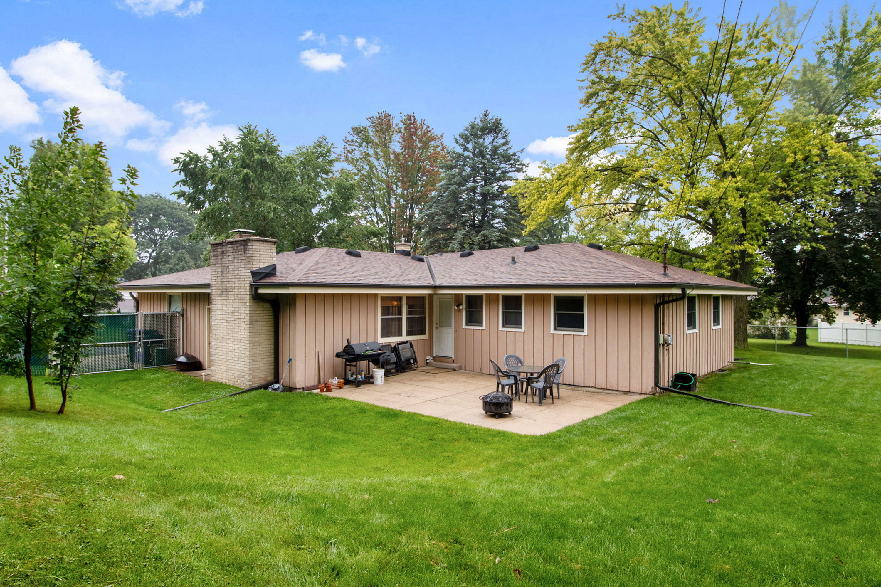 Property Photo:  1144 Lawndale Ave  WI 53188 