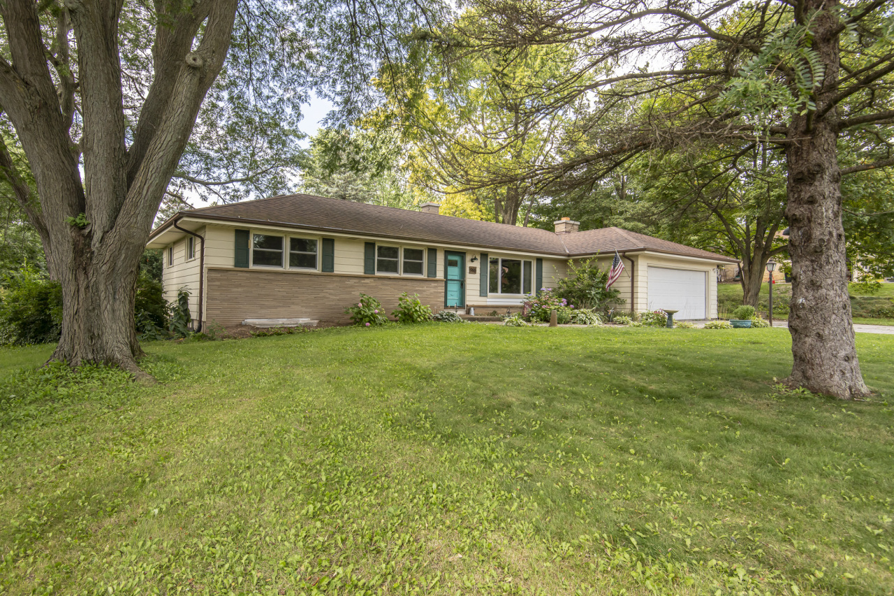 Property Photo:  965 Westbrooke Pkwy  WI 53186 