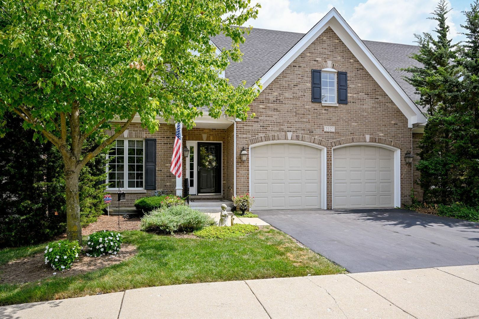 Property Photo:  2127 Tartan Court  IL 60187 