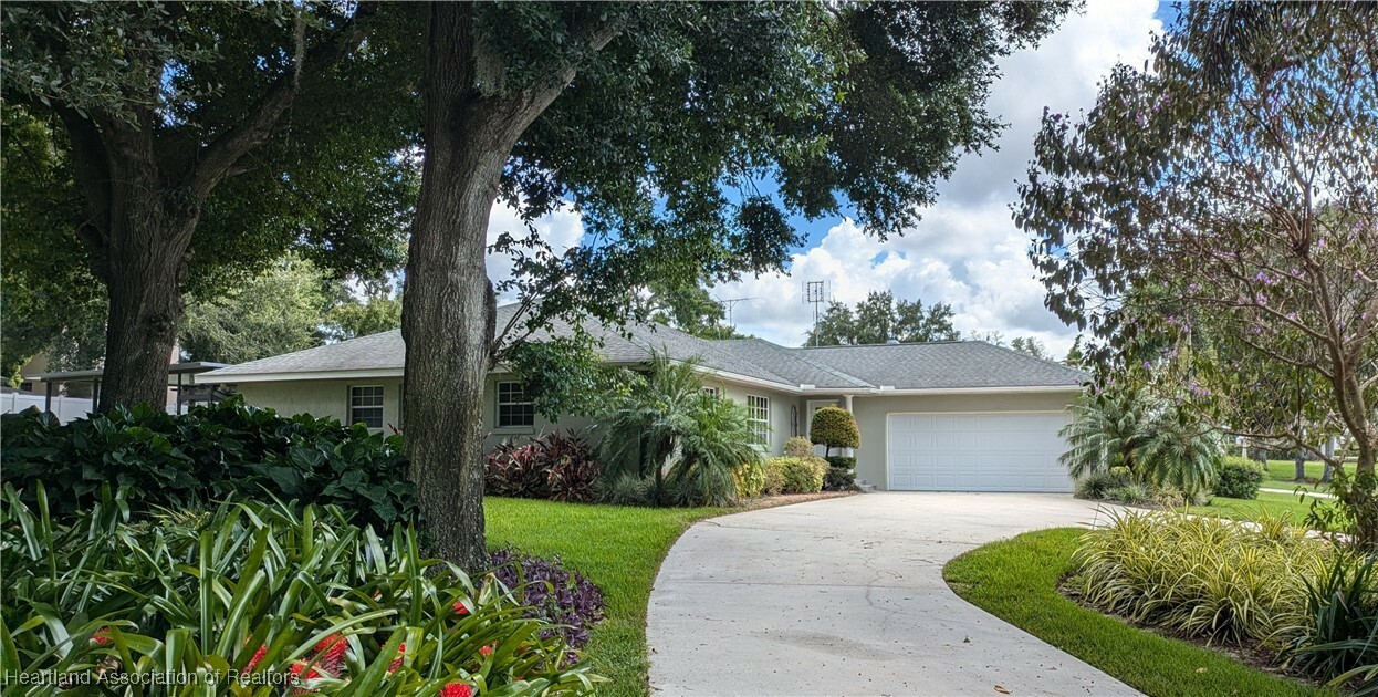 Property Photo:  2830 Lakeview Drive  FL 33870 