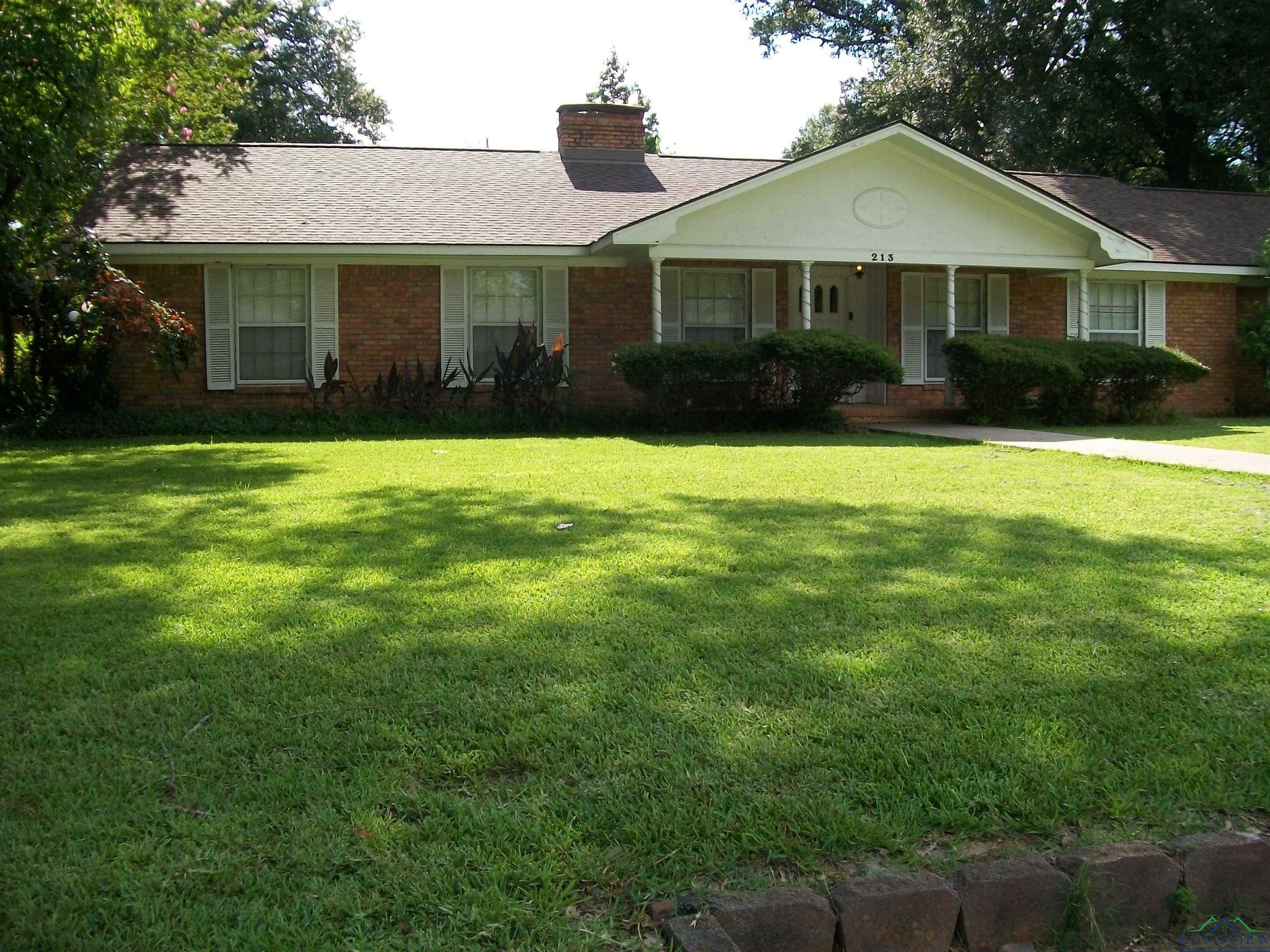 Property Photo:  213 Crescent Dr.  TX 75602-1515 