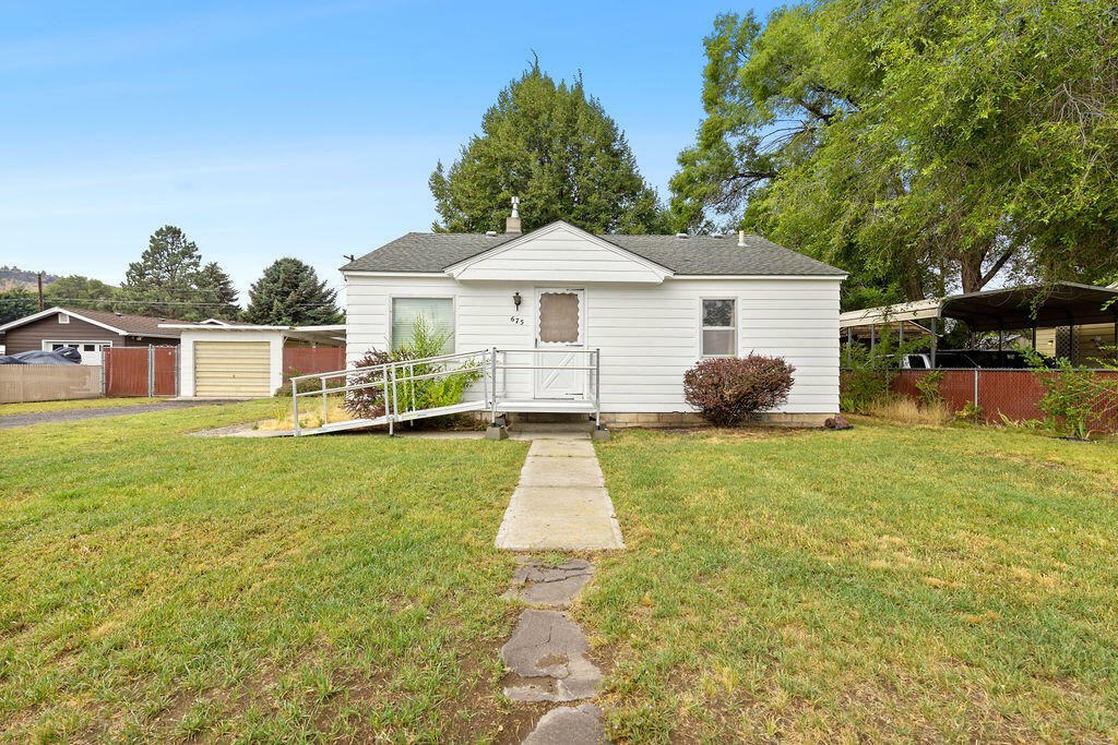 Property Photo:  675 SE Elm Street  OR 97754 