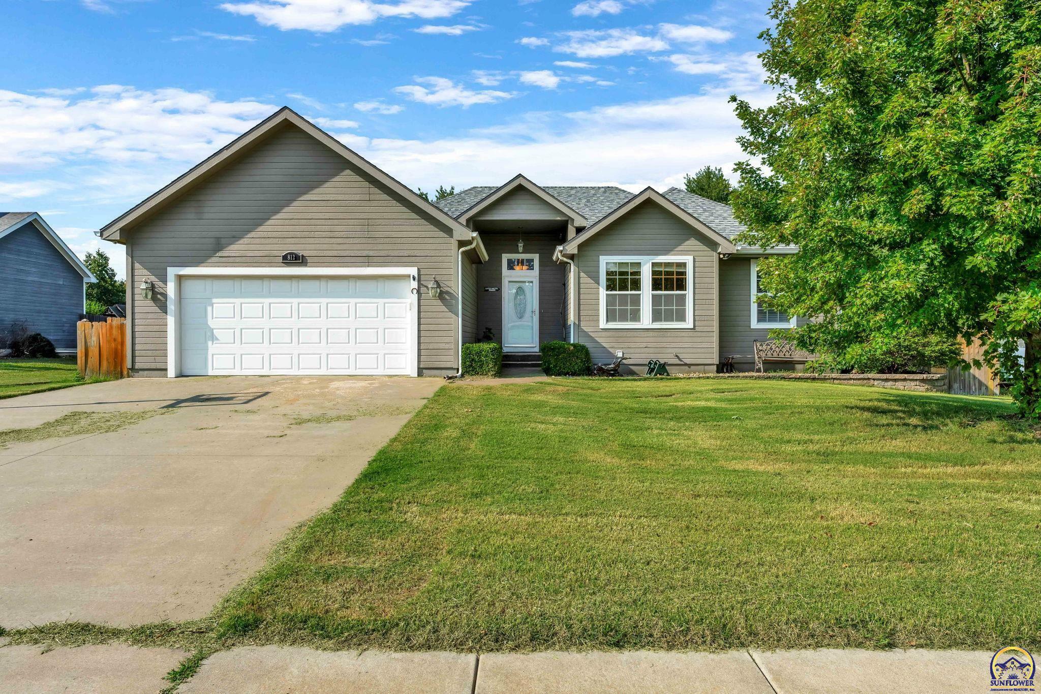 Property Photo:  812 SE 44th St  KS 66609 