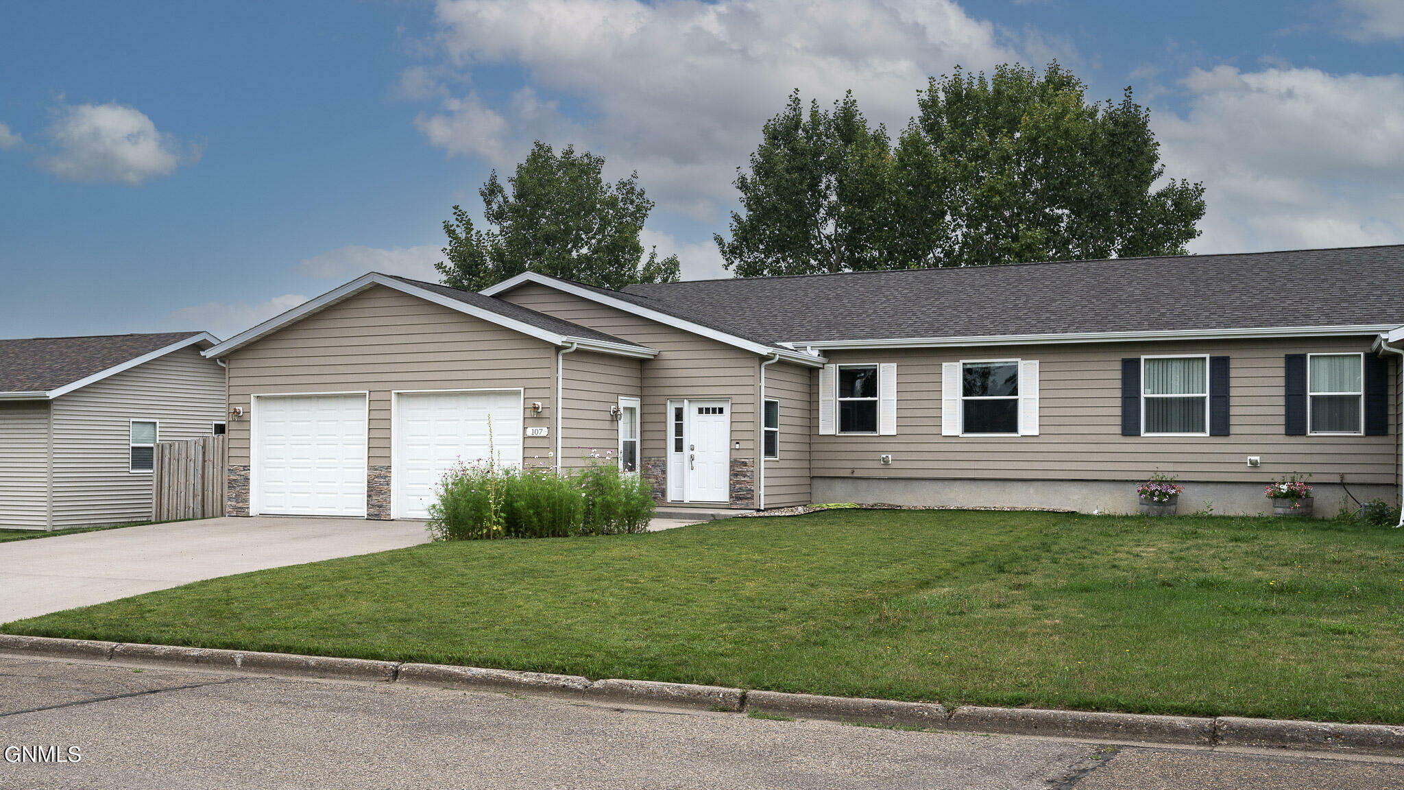 Property Photo:  107 16th Street NW  ND 58523 