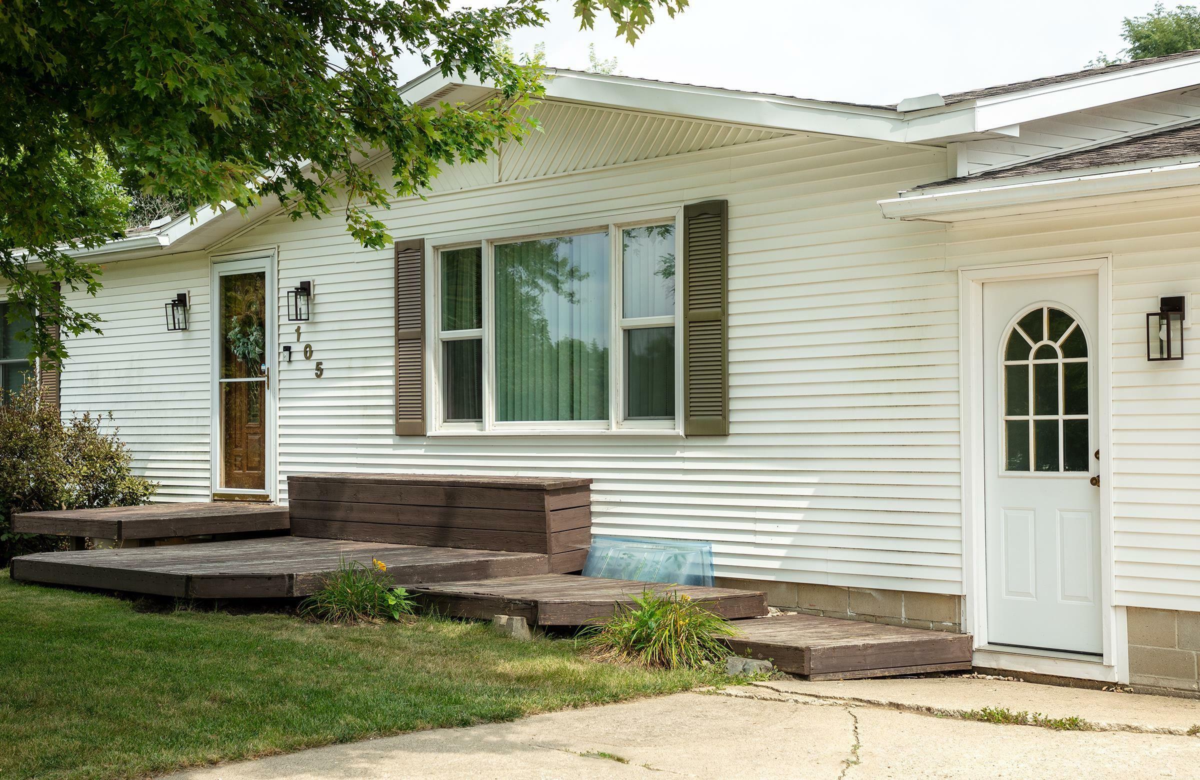 Property Photo:  105 Fairholm Dr  IA 50677 