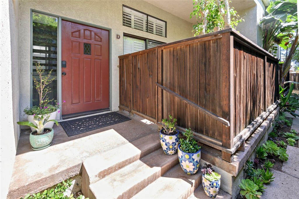 Property Photo:  2106 Vanderbilt Lane D  CA 90278 