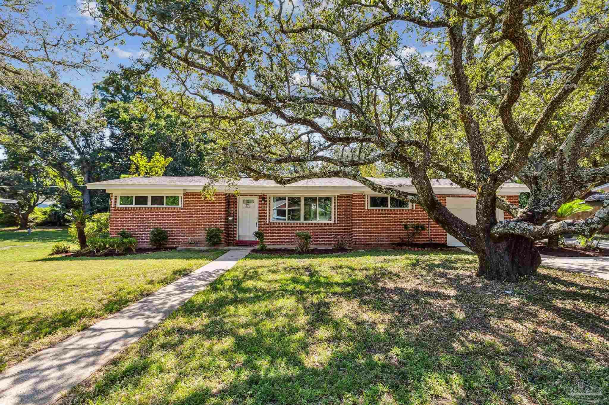 Property Photo:  104 Navarre St  FL 32561 