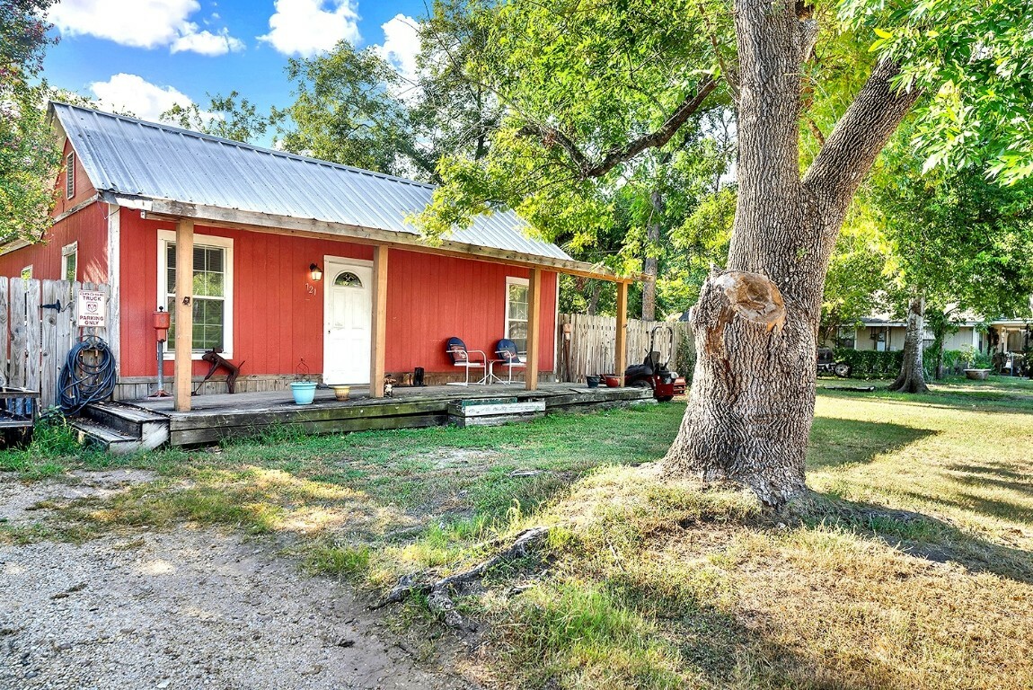 Property Photo:  721 S Laurel Avenue  TX 78648 