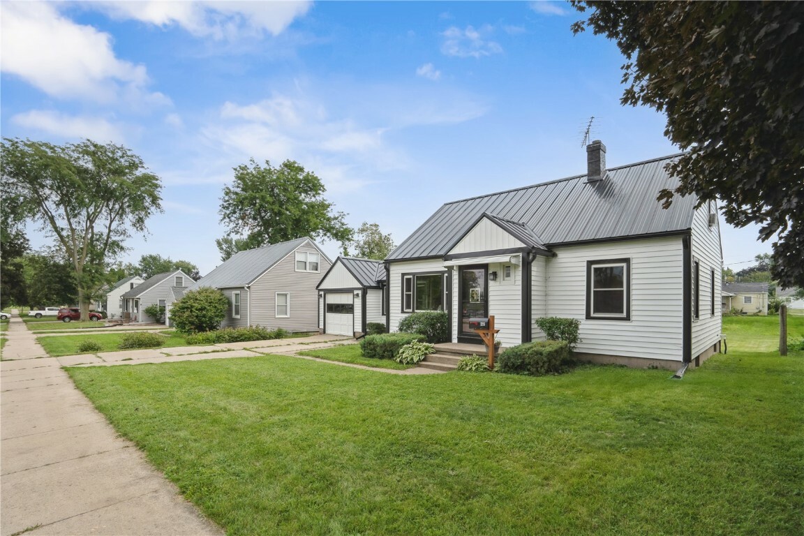 Property Photo:  2215 1st Avenue SW  IA 52405 