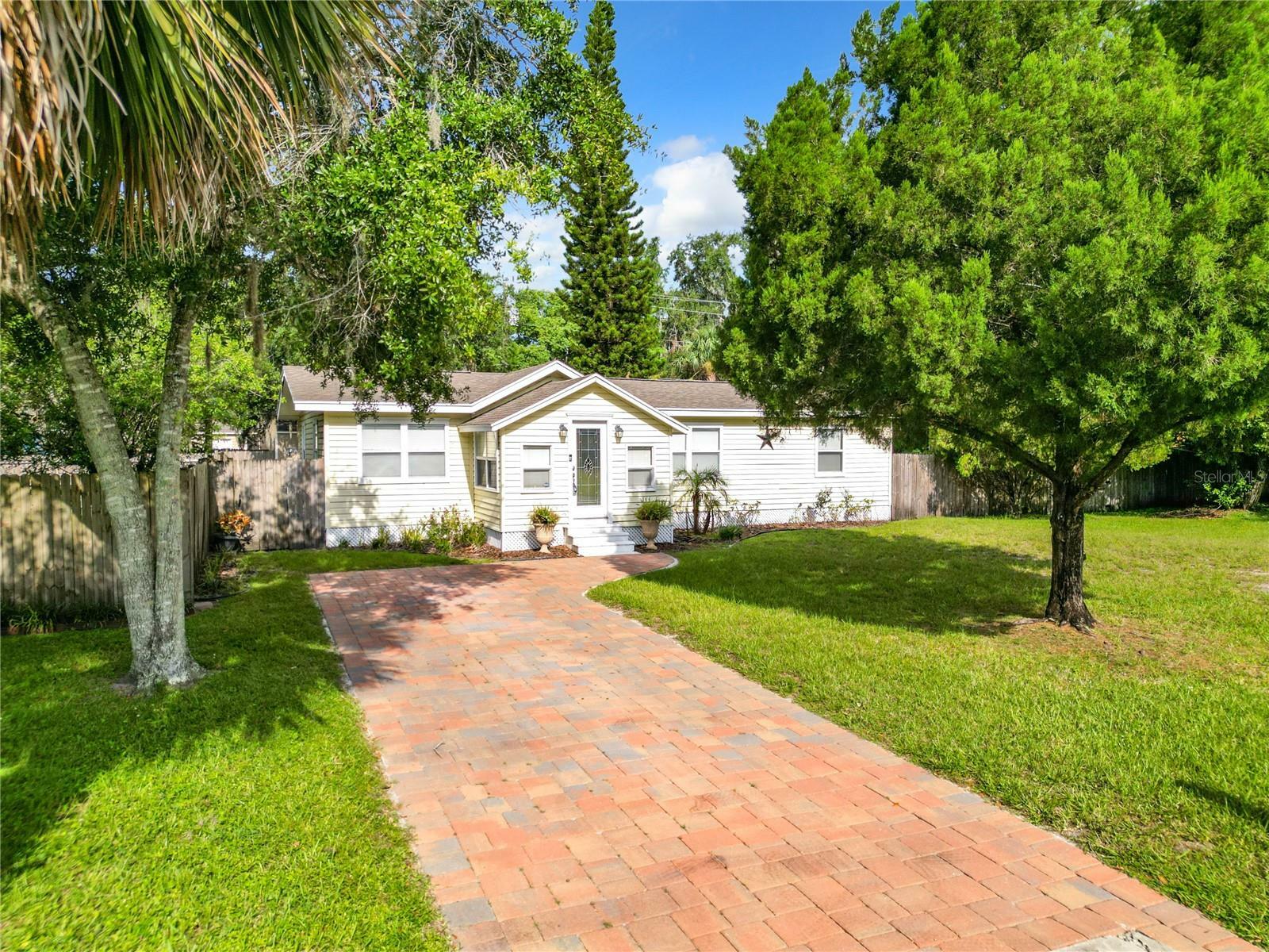 Property Photo:  318 S Maple Avenue  FL 32771 