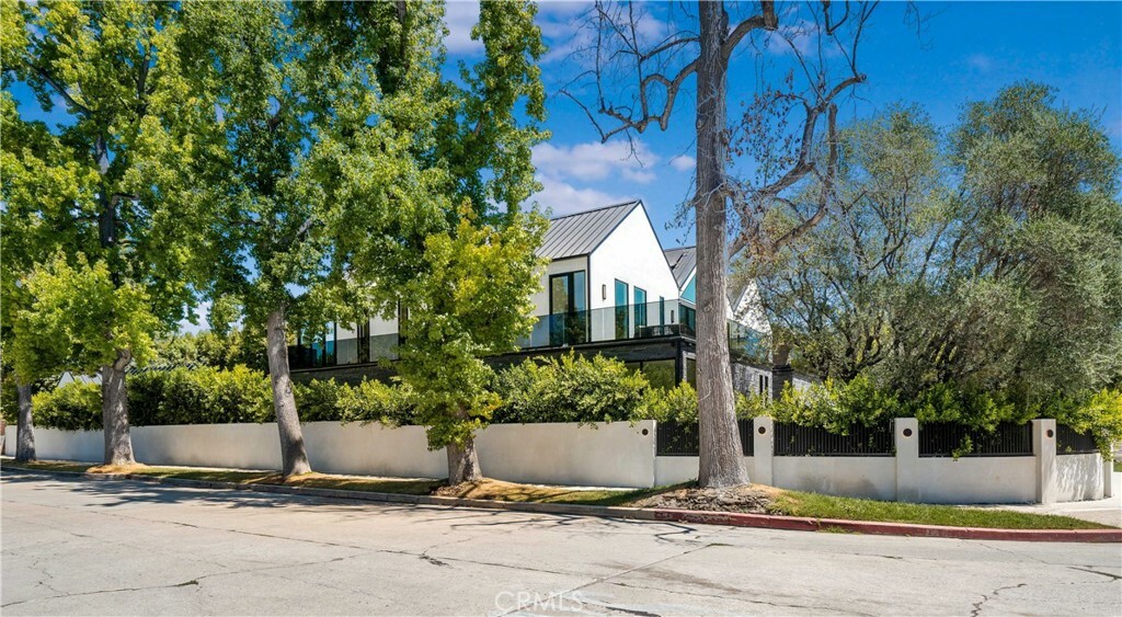 Property Photo:  15457 Valley Vista Boulevard  CA 91403 