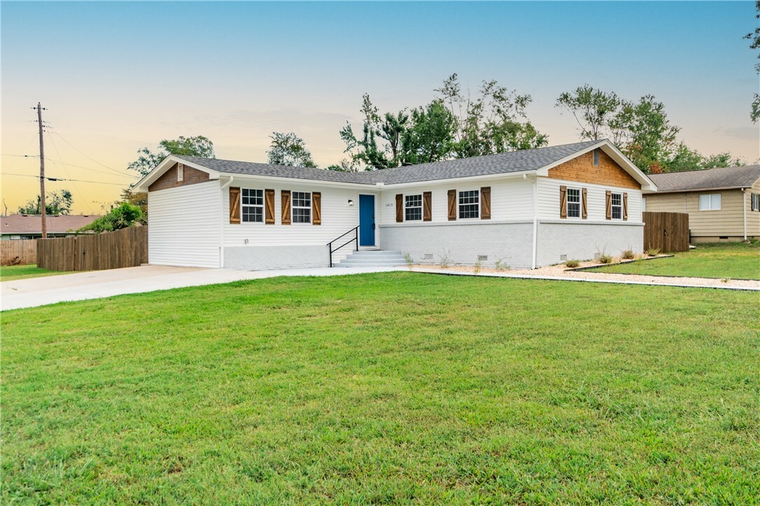 Property Photo:  1415 W Oak Street  AR 72758 