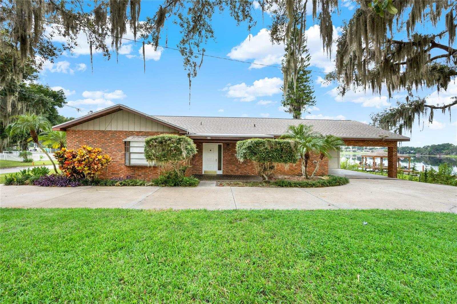 Property Photo:  610 W Lakeshore Drive  FL 34711 