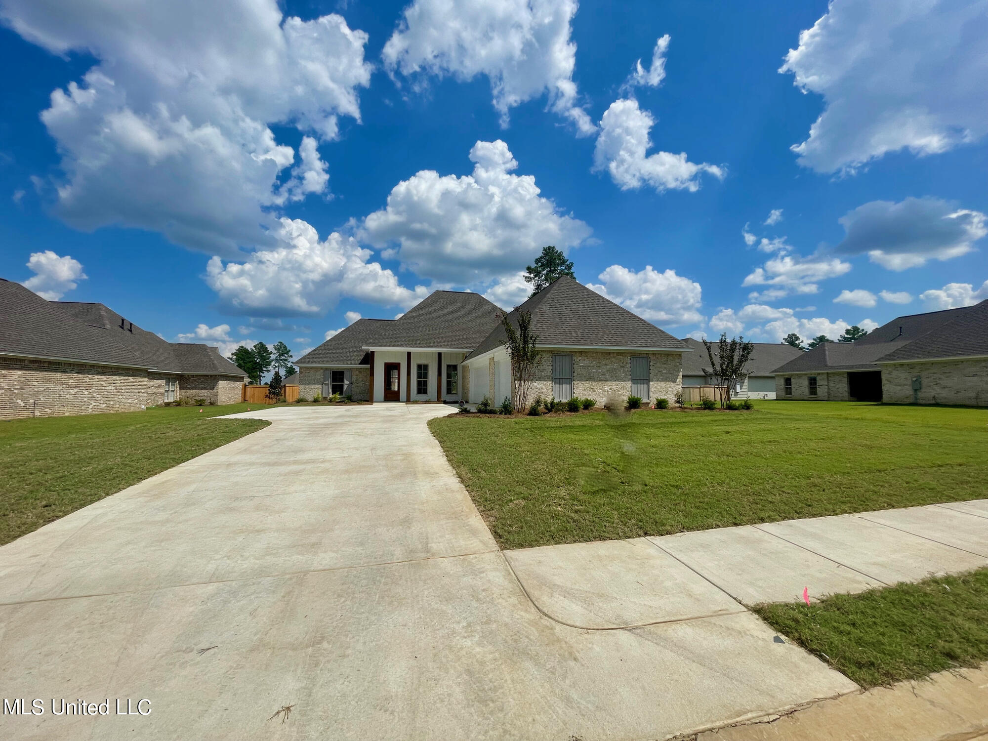 Property Photo: 265 Kingswood Place MS 39110