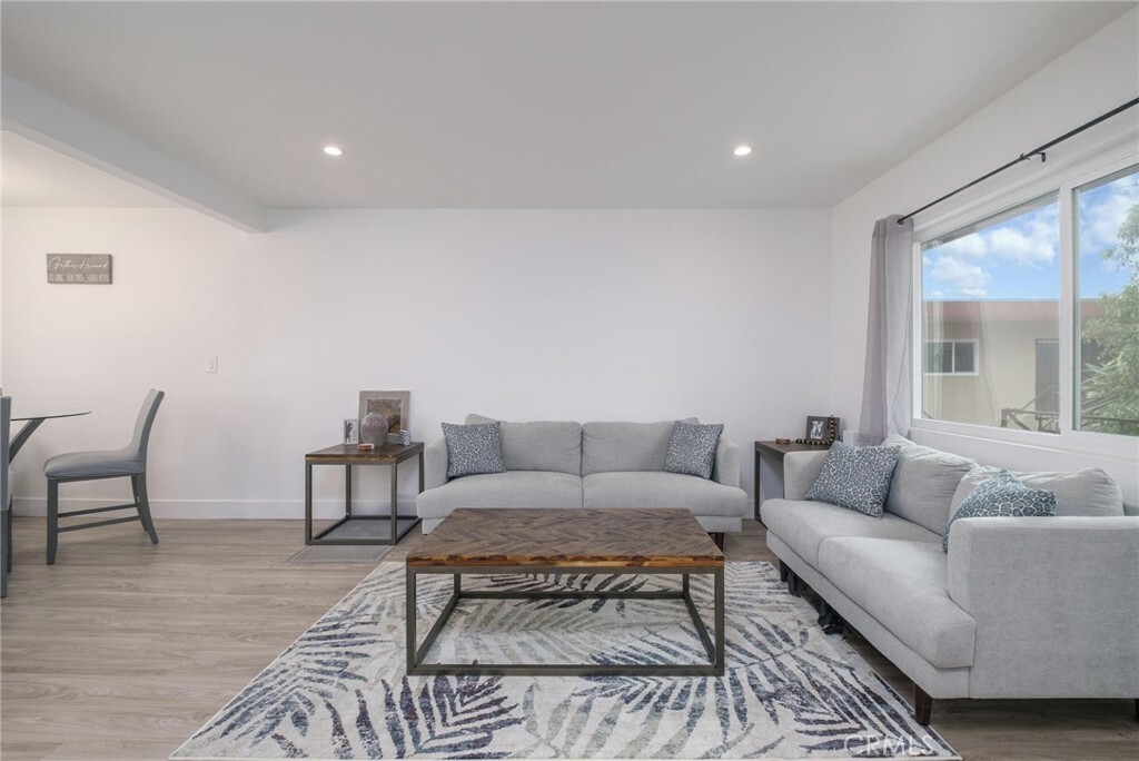 Property Photo:  410 N Market Street 27  CA 90302 