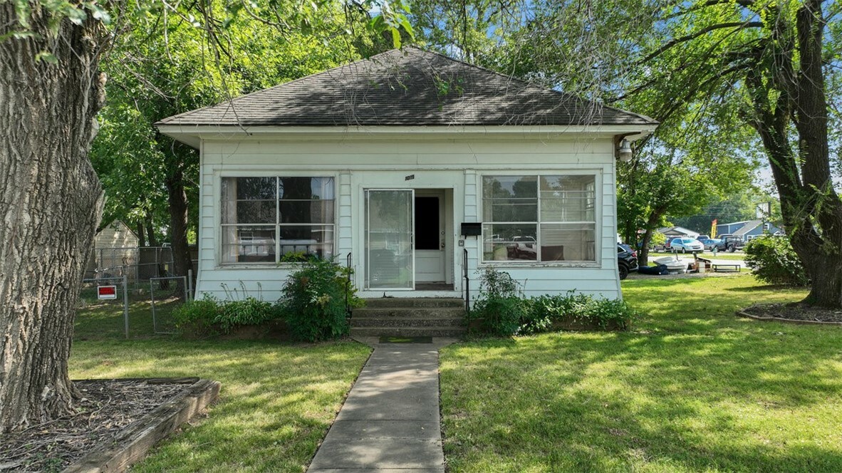 Property Photo:  1019 Oak Avenue  AR 72764 