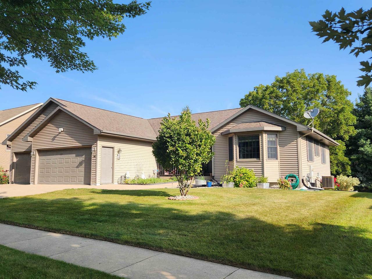 Property Photo:  1240 Fieldcrest Drive  WI 53534 