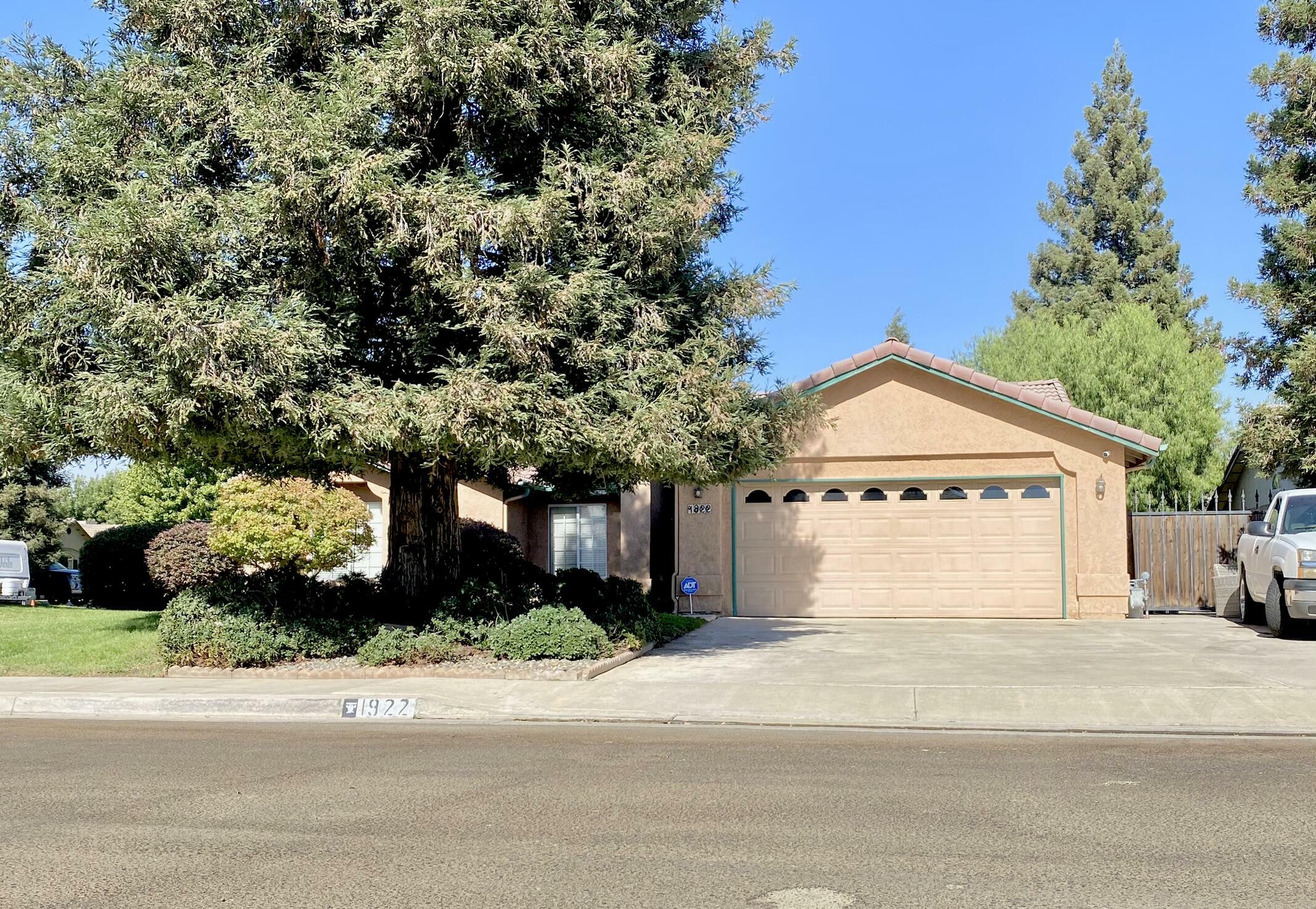 Property Photo:  1922 N Terrace Court  CA 93291 