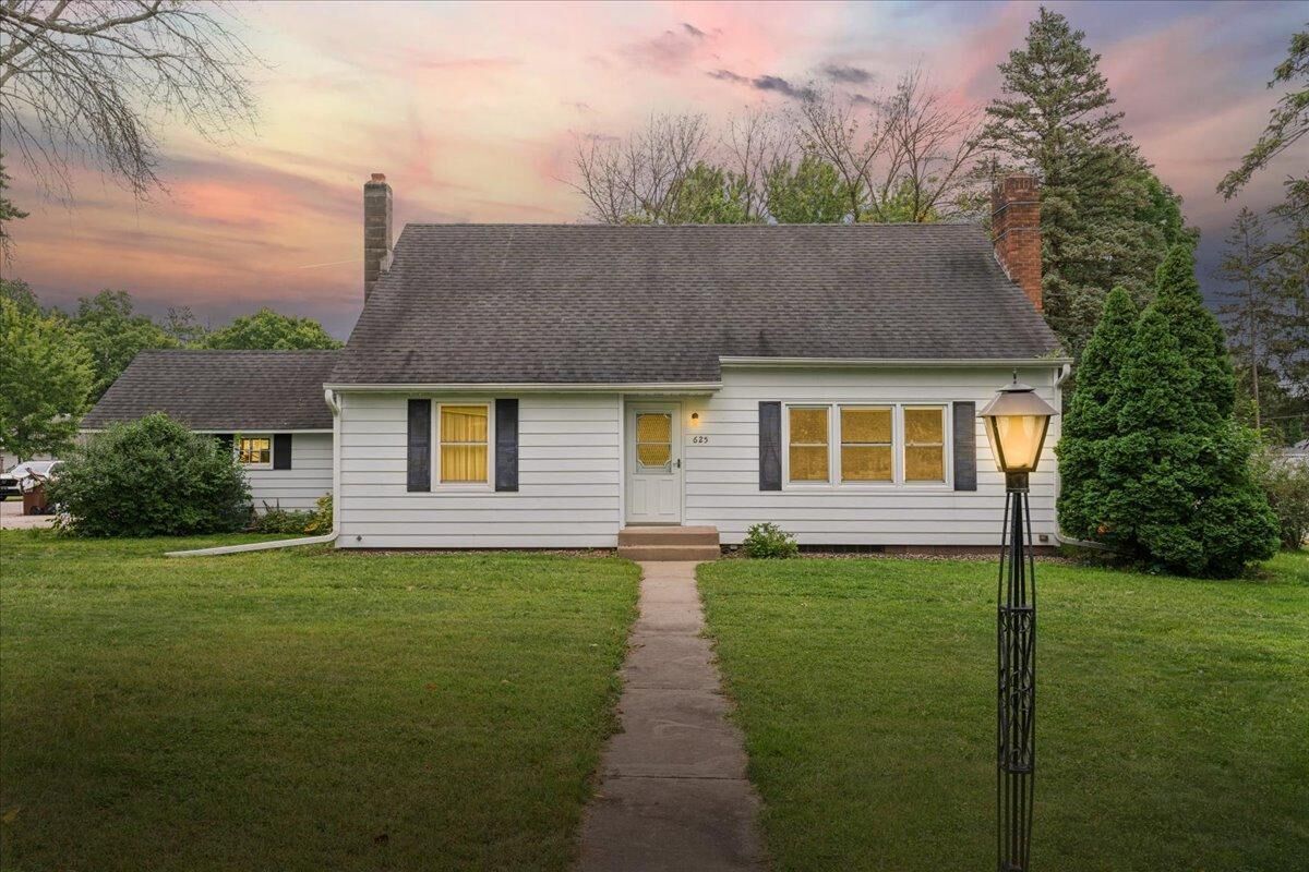 Property Photo:  625 Kinnickinnic Street  WI 54021 