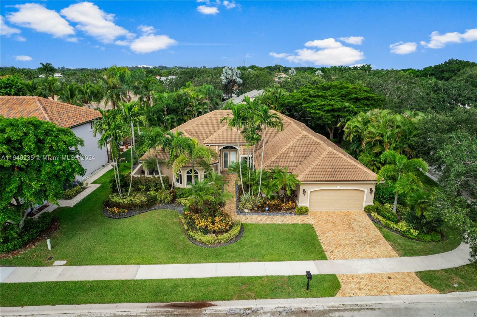 Property Photo:  2685 Meadowood Dr  FL 33332 