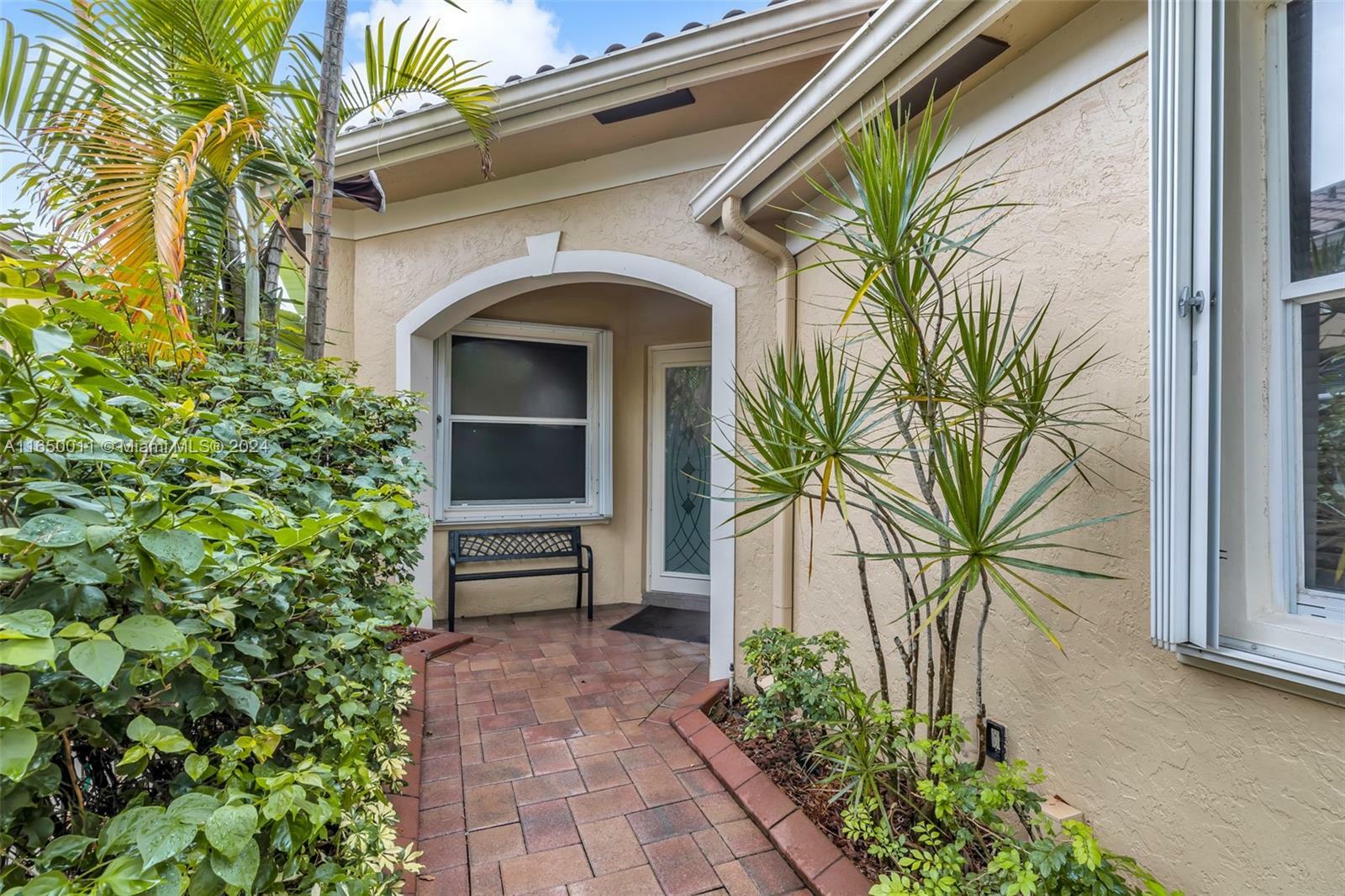 Property Photo:  2468 Bay Isle Ct  FL 33327 