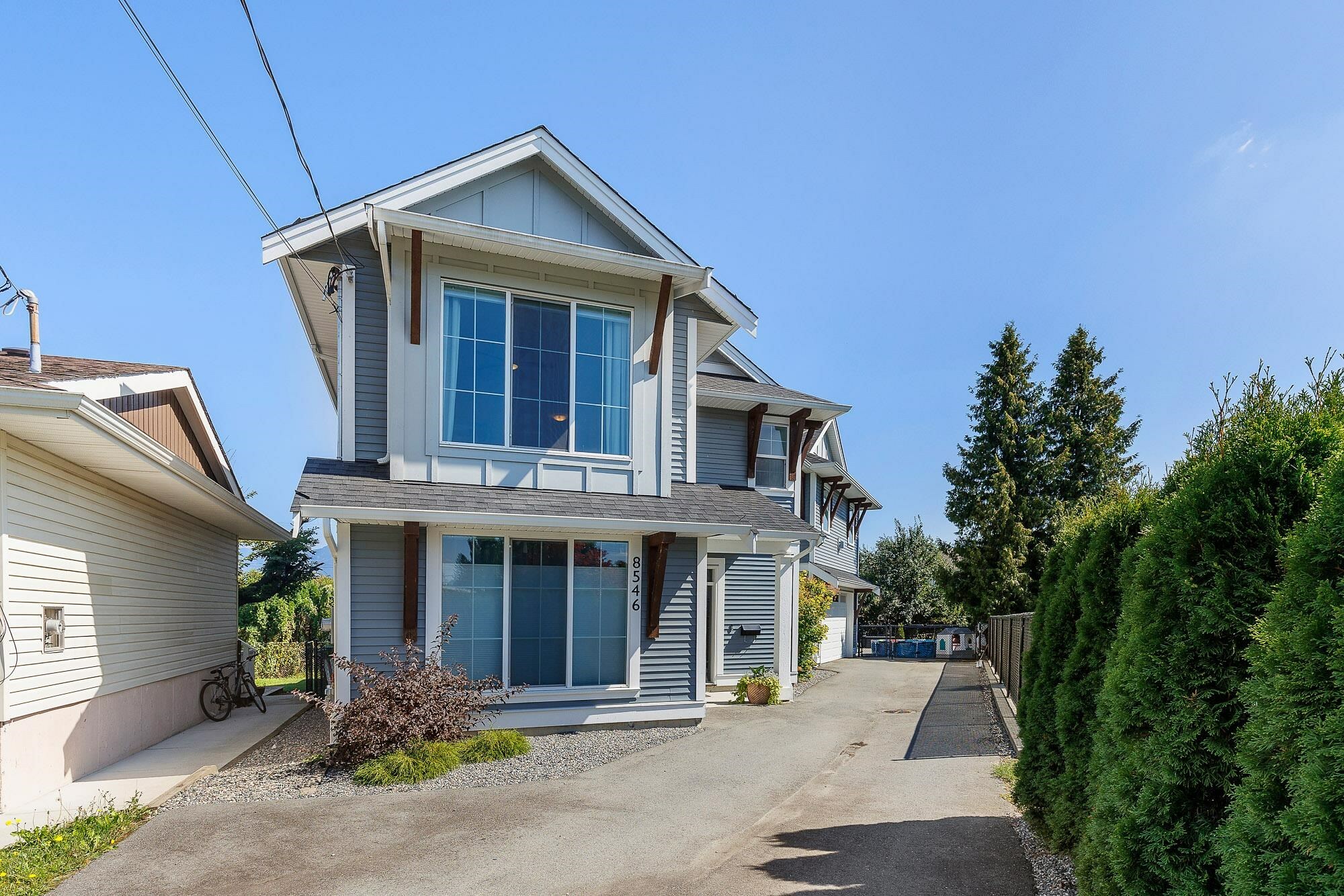 Photo de la propriété:  8546 Howard Crescent  BC V2P 5R6 