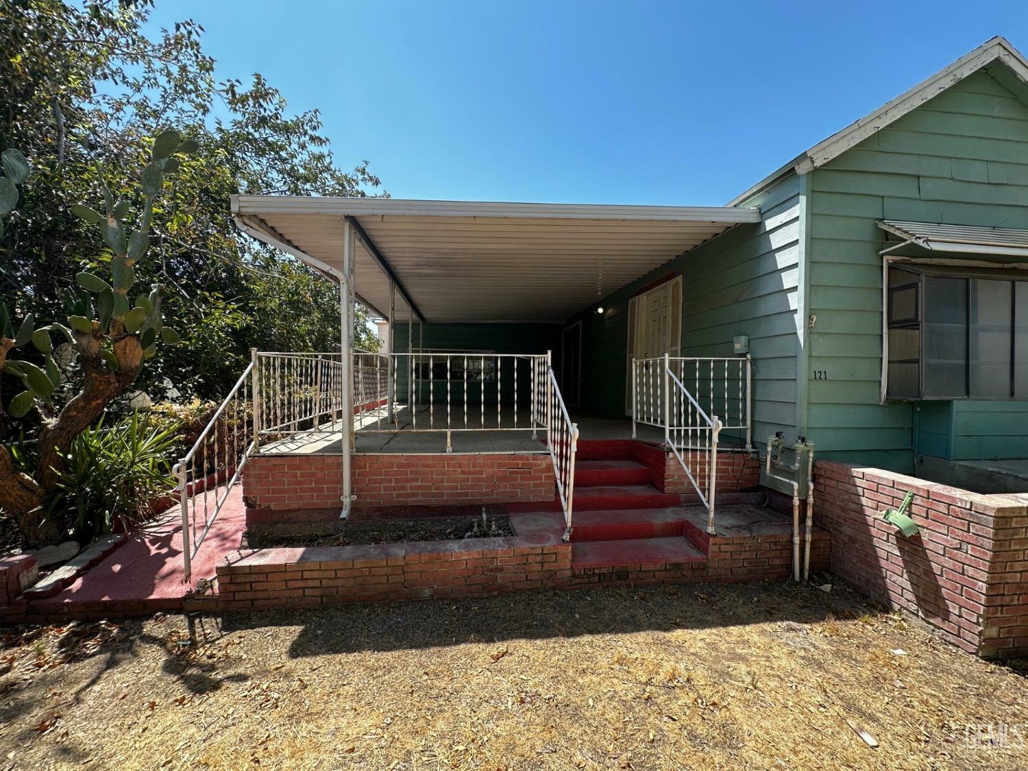 Property Photo:  121 Lucard Street  CA 93268 