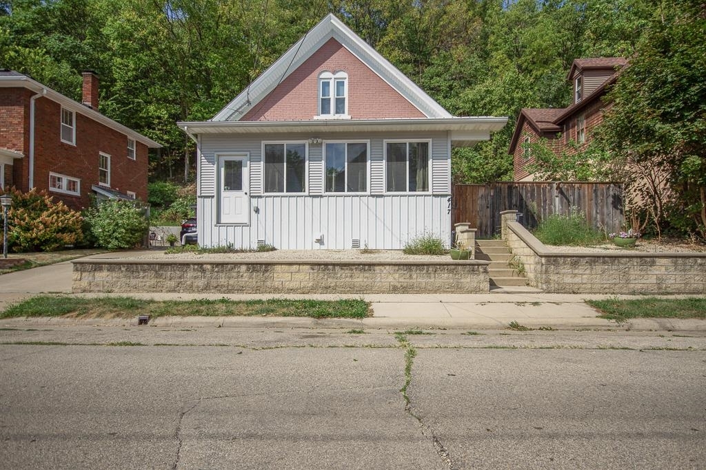 Property Photo:  417 Almond Street  IA 52001 