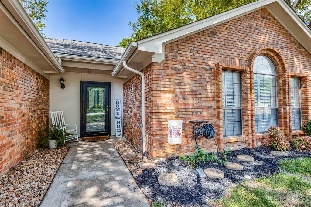 Property Photo:  320 Heneretta Drive  TX 76054 