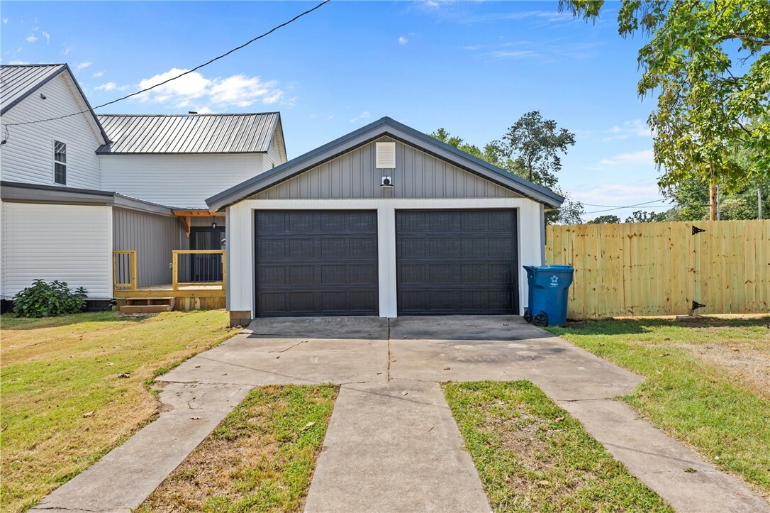 Property Photo:  301 S Rust Avenue  AR 72734 