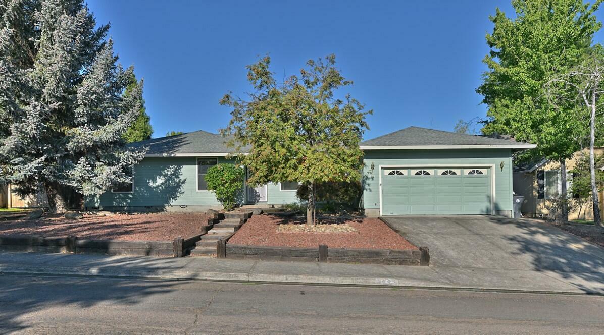 Property Photo:  1853 Valley View Drive  OR 97504 