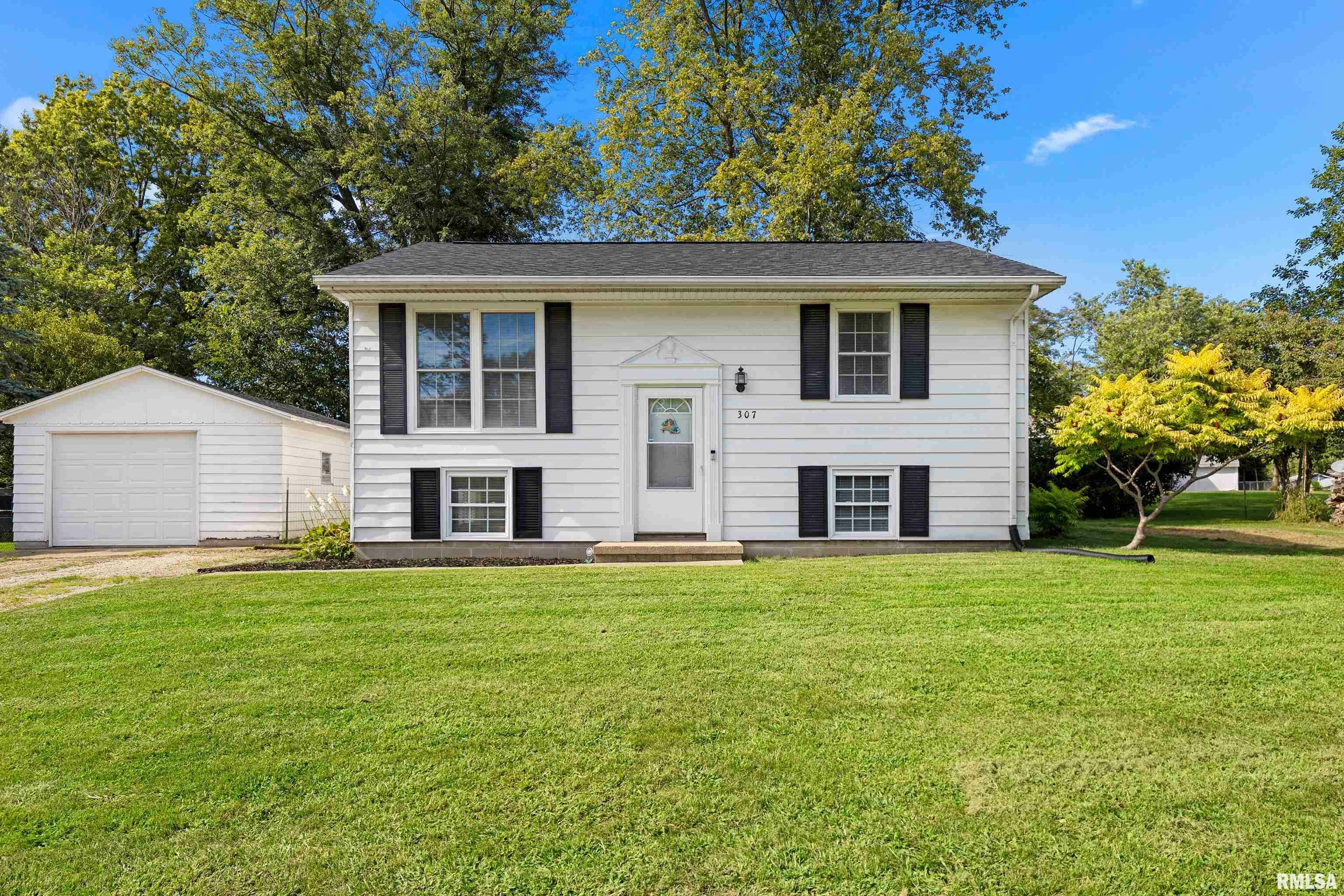 Property Photo:  307 E Bittersweet Road  IL 61571 